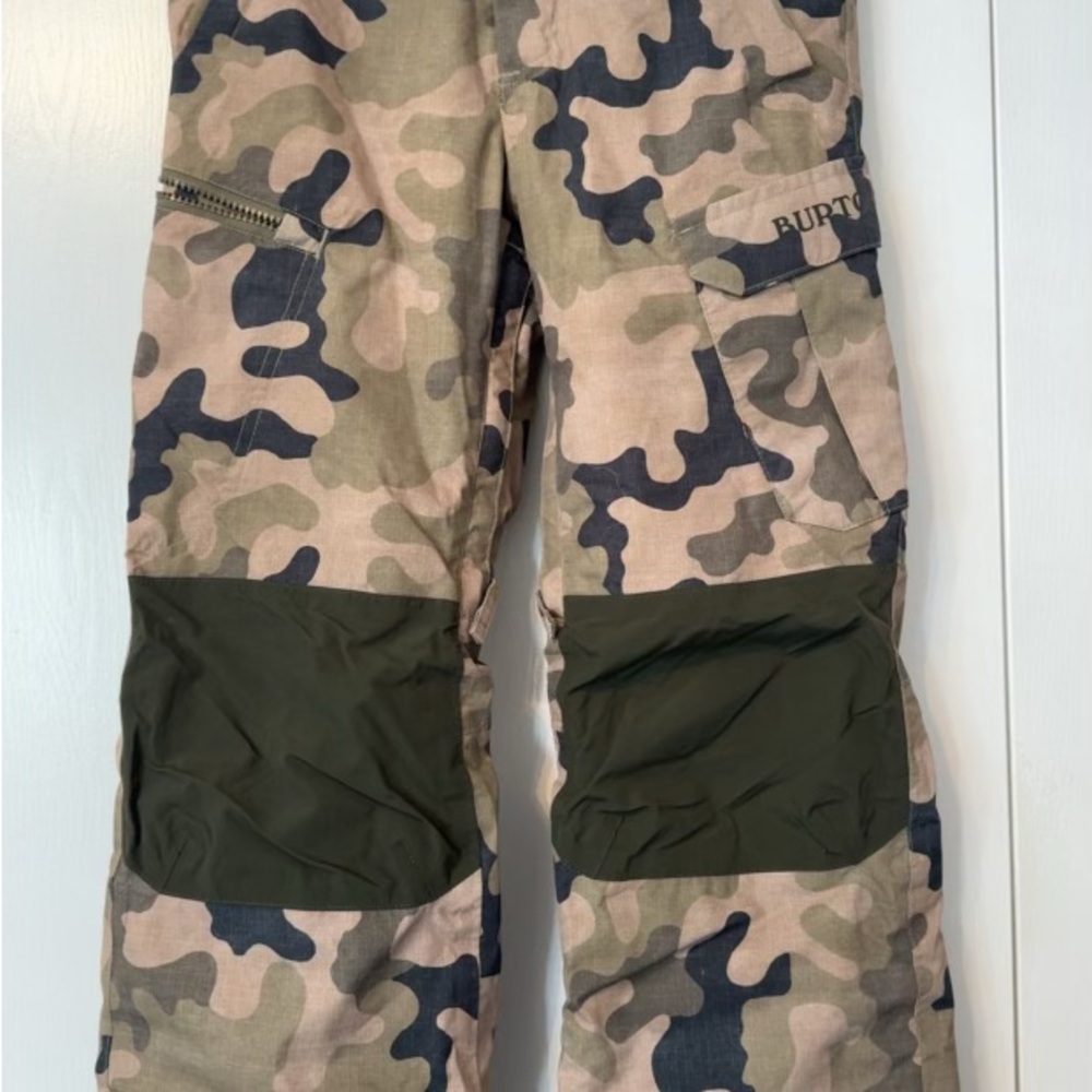 Burton Camouflage Jacket with Beanie and Gloves - Picture 6 of 6